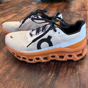 Women’s On Cloud sneaker size 6.5